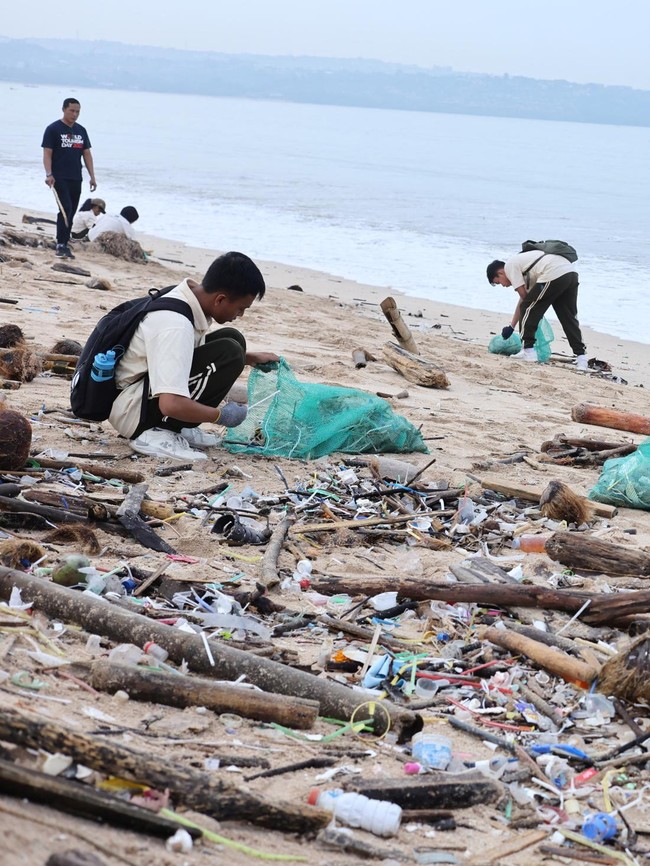 Pantai Kedonganan Darurat Sampah, Relawan Turun Tangan Pulihkan Pesisir Bali