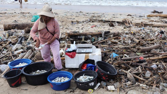 Volunteers collect trash, most of which is plastic and domestic waste, during an emergency cleaning at Kedonganan Beach, Badung, Bali, Indonesia, December 19, 2025. REUTERS/Johannes P. Christo