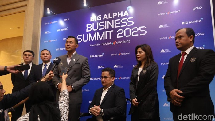 Menteri Koordinator Bidang Infrastruktur dan Pembangunan Kewilayahan Agus Harimurti Yudhoyono (AHY) menyampaikan keterangan terkait estimasi kebutuhan anggaran infrastruktur pascabanjir Sumatera di Jakarta, Jumat (19/12/2025).