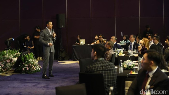 Menteri Koordinator Bidang Infrastruktur dan Pembangunan Kewilayahan Agus Harimurti Yudhoyono (AHY) menyampaikan keterangan terkait estimasi kebutuhan anggaran infrastruktur pascabanjir Sumatera di Jakarta, Jumat (19/12/2025).