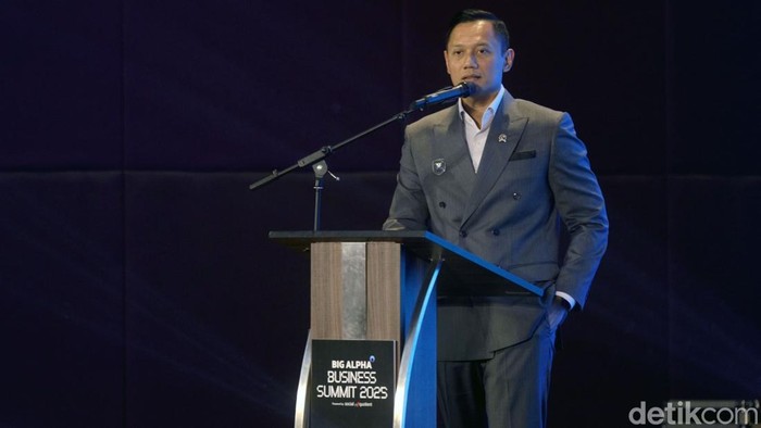 Menteri Koordinator Bidang Infrastruktur dan Pembangunan Kewilayahan Agus Harimurti Yudhoyono (AHY) menyampaikan keterangan terkait estimasi kebutuhan anggaran infrastruktur pascabanjir Sumatera di Jakarta, Jumat (19/12/2025).
