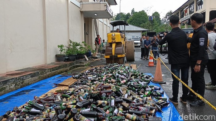 Diguyur Hujan, 10 Ribu Botol Miras Dimusnahkan di Tasikmalaya