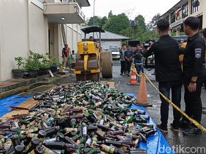 Diguyur Hujan, 10 Ribu Botol Miras Dimusnahkan di Tasikmalaya