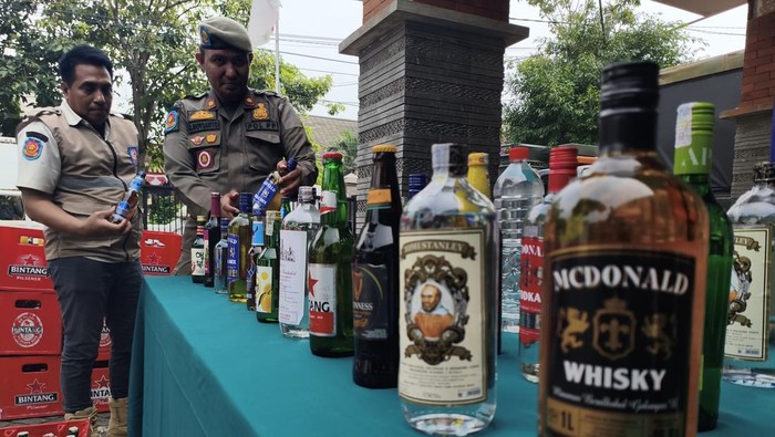 1.407 Botol Miras Bodong di Sidoarjo Dimusnahkan Jelang Nataru