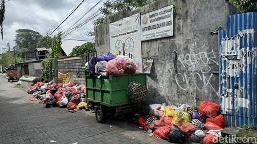 Penumpukan sampah di depan gang Desa Dauh Puri Kangin, Denpasar, Bali, Sabtu (15/12/2025). (Maria Christabel)