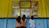 Pihak sekolah menyatakan tidak ada korban jiwa dalam kejadian ini karena peristiwa terjadi di luar jam kegiatan belajar mengajar. Namun, kerusakan pada ruang perpustakaan dinilai cukup parah sehingga membutuhkan penanganan segera agar proses pembelajaran dapat kembali berjalan normal. ANTARA FOTO/Muhammad Bagus Khoirunas