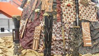 Bukan kain batik biasa, motif yang membalut seluruh bagian pohon merupakan hasil generative AI yang terinspirasi dari kekayaan simbol budaya Papua.