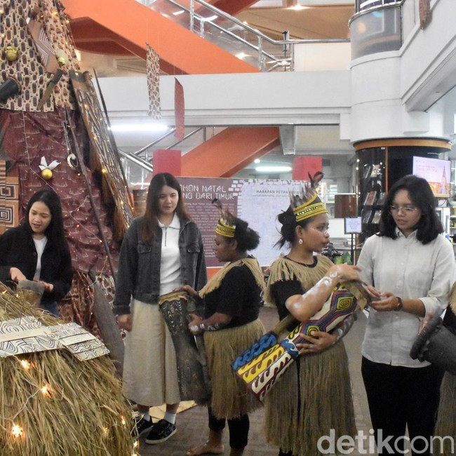 Unik Pohon Natal Bermotif dari AI di Universitas Kristen Petra
