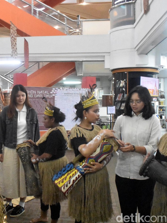 Unik Pohon Natal Bermotif dari AI di Universitas Kristen Petra