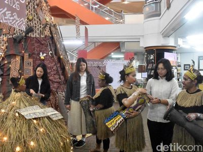 Unik Pohon Natal Bermotif dari AI di Universitas Kristen Petra