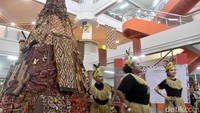 Pohon Natal berbahan kain setinggi tujuh meter dengan diameter 3,3 meter bernuansa Papua ini dapat dinikmati pengunjung hingga 31 Januari 2026 di ruang pameran Perpustakaan lantai 6 kampus PCU.