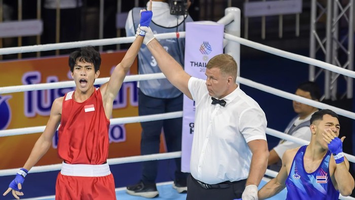 Petinju Indonesia Vicky Tahumil Junior (kiri) mengangkat tangannya saat melawan petinju Thailand Thitisan Panmot (kanan) pada final kelas 51 kilogram putra SEA Games 2025 Thailand di Chulalongkorn University, Bangkok, Jumat (19/12/2025). Vicky Tahumil Junior meraih emas setelah mengalahkan Thitisan Panmot dengan skor 3-2, sementara perunggu diraih petinju Vietnam Minh Cuong Nguyen dan petinju Laos Vanesy Heuangthisouan. ANTARA FOTO/Muhammad Ramdan/mrh/tom.