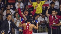 Hingga ronde terakhir, duel berjalan sengit dan harus ditentukan melalui penilaian juri. Vicky Tahumil Junior akhirnya keluar sebagai pemenang dengan skor tipis 3-2, sekaligus memastikan medali emas untuk kontingen Indonesia. ANTARA FOTO/MUHAMMAD RAMDAN
