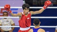 Petinju Indonesia Vicky Tahumil Junior (kiri) melancarkan pukulan ke arah petinju Thailand Thitisan Panmot (kanan) pada final kelas 51 kilogram putra SEA Games 2025 Thailand di Chulalongkorn University, Bangkok, Jumat (19/12/2025).  ANTARA FOTO/MUHAMMAD RAMDAN