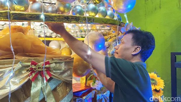 Pohon Natal dari bola bekas hiasi gereja di Pati, Jumat (19/12/2025).