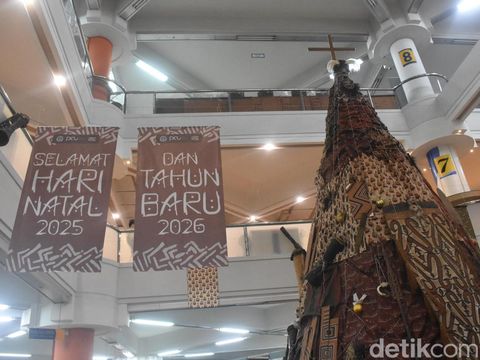 Perpustakaan Universitas Kristen Petra Surabaya merilis Pohon Natal 2025 bertenma Terang dari Timur