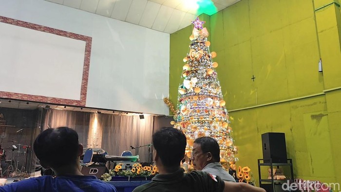 Unik! Pohon Natal Setinggi 7 Meter dari Bola Bekas Hiasi Gereja di Pati