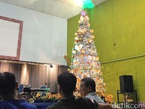 Unik! Pohon Natal Setinggi 7 Meter dari Bola Bekas Hiasi Gereja di Pati