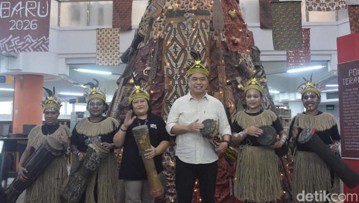 Pohon Natal Bermotif Batik dari AI Hiasi Universitas Kristen Petra