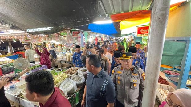 Polda dan Pemprov Riau sidak pasar untuk memastikan stok dan harga bahan pokok aman menjelang Nataru 2025.