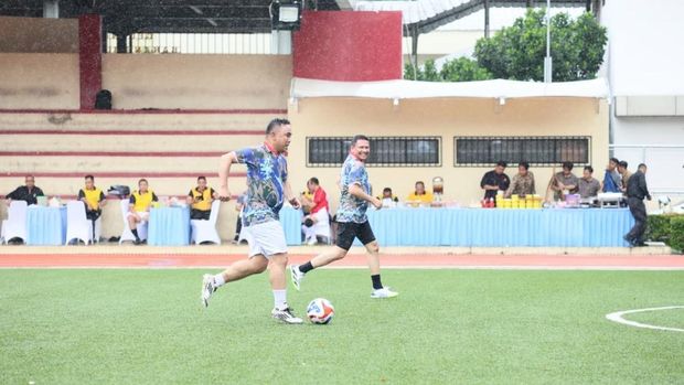Polda Metro Jaya dan wartawan bertanding bola di Lapangan Presisi.