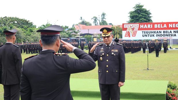Polda Riau menggelar upacara peringatan Hari Bela Negara ke-77, Jumat (19/12/2025). Irwasda Polda Riau Kombes Prabowo Santoso bertindak selaku Inspektur Upacara.