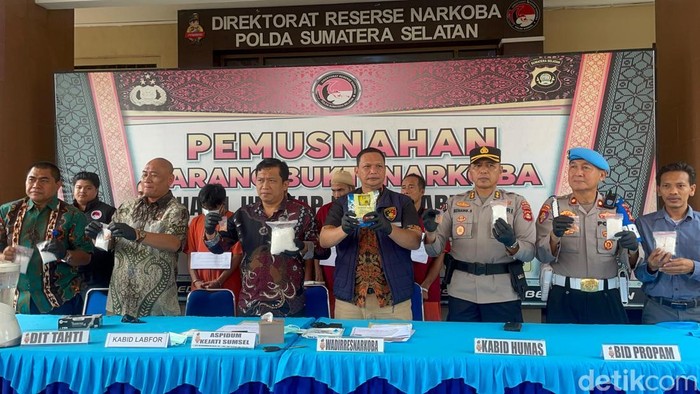 Polda Sumsel Musnahkan Sabu 2,6 Kg dengan Cara Diblender