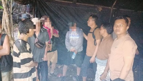 Polisi saat menangkap penambang emas ilegal di Bukit Dundang, Desa Kuta, Kecamatan Pujut, Lombok Tengah, Kamis (18/12/2025). (Dok. Humas Polres Lombok Tengah)