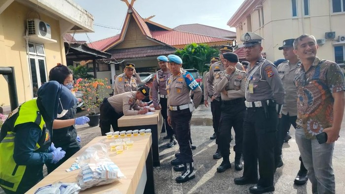 Polres Dumai Tes Urine Dadakan Ratusan Personel, Ini Hasilnya