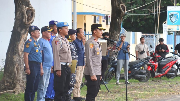Polres Probolinggo Kota Apel Bersama Nelayan di Pelabuhan Mayangan