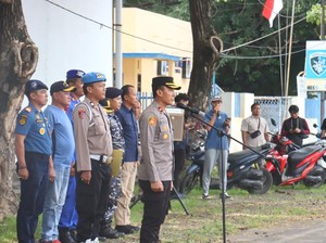 Polres Probolinggo Kota Apel Bersama Nelayan di Pelabuhan Mayangan