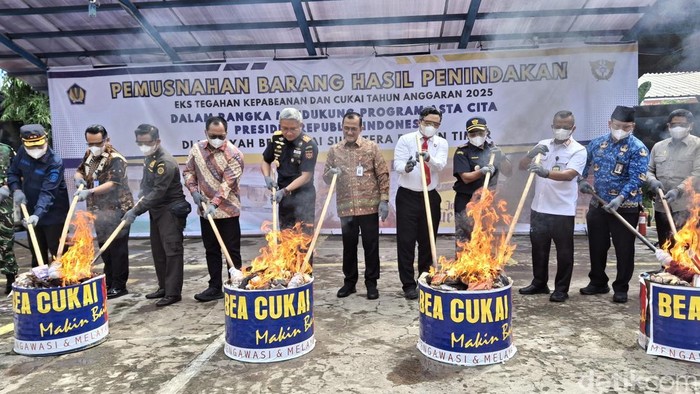 Bea Cukai Sumbagtim Musnahkan Jutaan Batang Rokok-Pakaian Impor Ilegal