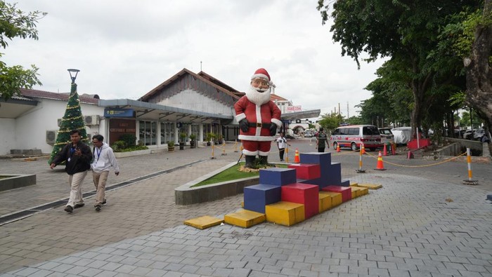 Ada Sinterklas Raksasa di Stasiun Semarang Tawang dan Poncol