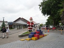 Ada Sinterklas Raksasa di Stasiun Semarang Tawang dan Poncol