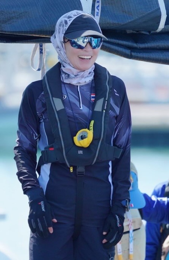 Seperti dikutip dari VN Express, dalam perlombaan SEA Games tersebut, Ratu memegang peran kunci dalam navigasi dan pengendalian kapal. Ia menggunakan kompas untuk membaca kondisi angin dan menyesuaikan strategi seiring perubahan kondisi laut, sehingga membantu Thailand unggul. Foto: Instagram @royaloffice_th