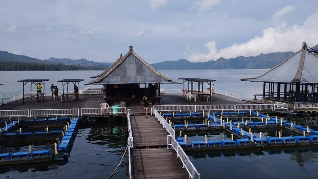 Resto Apung Kedisan di Danau Batur, Bangli, Bali, Sabtu (13/12/2025).
