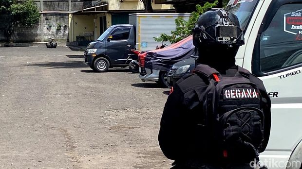 Robot penjinak bom milik Tim Jibom Brimob Polda Jabar evakuasi benda mencurigakan di Ruko ITC Kosambi