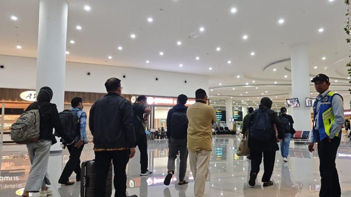 Rombongan operasi tangkap tangan (OTT) KPK sudah berangkat dari Hulu Sungai Utara (HSU), Kalinantan Selatan menuju Jakarta. Keberangkatan rombongan diketahui pukul 06.00 Wita melalui Bandara Syamsudin Noor Banjarmasin.