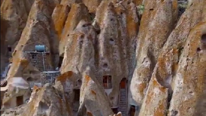 Rumah di Desa Ini Dibangun dari Ukiran Batu Vulkanik, Sudah Tahan 7 Abad!