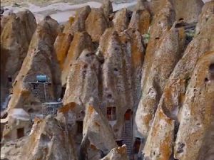 Rumah di Desa Ini Dibangun dari Ukiran Batu Vulkanik, Sudah Tahan 7 Abad!