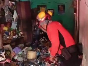 Bersihkan Rumah Sarang Kuntilanak di Surabaya, Sampah 5 Truk Diangkut