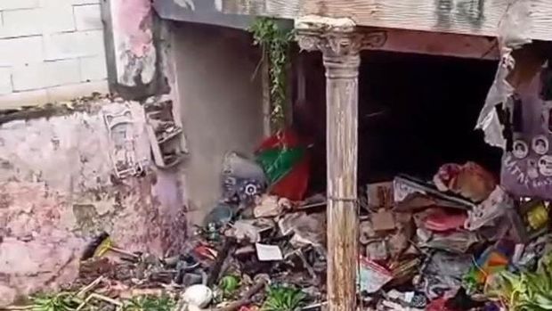 Penampakan rumah penuh sampah di Siwalankerto, Surabaya