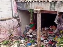 Viral Rumah Penuh Sampah 5 Truk di Surabaya, Pemilik Marah Dibantu Warga