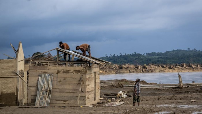 Seorang warga melintas di dekat gedung Sekolah Dasar Negeri (SDN) 1 Beutong Ateuh Banggalang yang rusak karena diterjang banjir bandang di Kuta Teugong, Nagan Raya, Aceh, Kamis (11/12/2025). Berdasarkan data Dinas Pendidikan Kabupaten Nagan Raya Zulkifli mencatat sebanyak 23 unit gedung sekolah tingkat SD dan SMP mengalami kerusakan ringan hingga berat yang tersebar Kecamatan Beutong Ateuh Banggalang, Tripa Makmur, Darul Makmur dan Kecamatan Tadu Raya dengan estimasi kerugian mencapai Rp43 miliar. ANTARA FOTO/Syifa Yulinnas/nz.