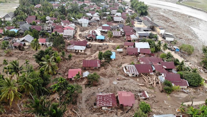 Seorang warga melintas di dekat gedung Sekolah Dasar Negeri (SDN) 1 Beutong Ateuh Banggalang yang rusak karena diterjang banjir bandang di Kuta Teugong, Nagan Raya, Aceh, Kamis (11/12/2025). Berdasarkan data Dinas Pendidikan Kabupaten Nagan Raya Zulkifli mencatat sebanyak 23 unit gedung sekolah tingkat SD dan SMP mengalami kerusakan ringan hingga berat yang tersebar Kecamatan Beutong Ateuh Banggalang, Tripa Makmur, Darul Makmur dan Kecamatan Tadu Raya dengan estimasi kerugian mencapai Rp43 miliar. ANTARA FOTO/Syifa Yulinnas/nz.