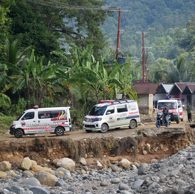 Sempat Terisolasi, Jalan Darurat Batu Busuk Padang Kembali Dibuka