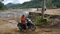 Sebelumnya, banjir susulan yang melanda kawasan tersebut menyebabkan kerusakan pada jalan darurat dan memutus akses menuju permukiman warga. Kondisi itu membuat sejumlah wilayah di Batu Busuk sempat terisolasi, menghambat aktivitas warga serta distribusi bantuan logistik. ANTARA FOTO/Iggoy el Fitra