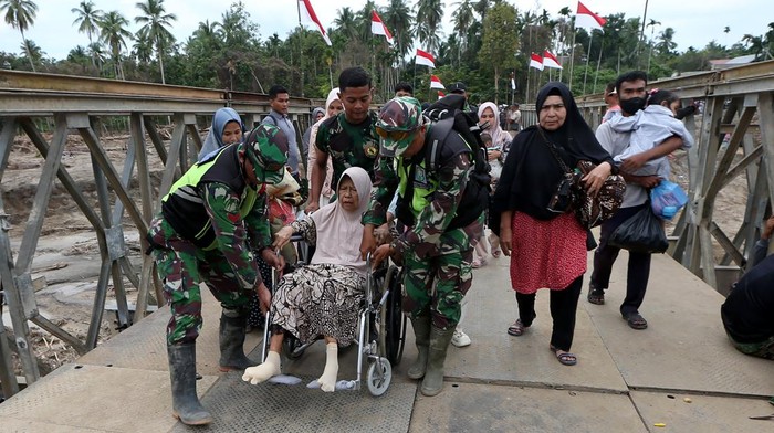 Foto udara kendaraan melewati Jembatan Bailey Awe Geutah yang baru selesai dibangun setelah sebelumnya putus akibat bencana banjir bandang di Bireuen, Aceh, Kamis (18/12/2025). Kementerian Pekerjaan Umum bersama jajaran TNI Kodam Iskandar Muda telah menyelesaikan pembangunan Jembatan Bailey yang menghubungkan Bireuen dengan Aceh Utara melintasi Sungai Peusangan sehingga akses transportasi kembali tersambung dan dapat memperlancar bantuan kemanusiaan serta memulihkan ekonomi daerah terdampak bencana. ANTARA FOTO/Irwansyah Putra
