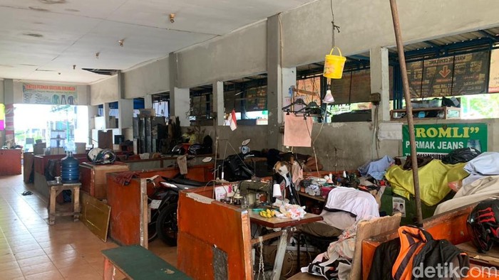 Penjahit Permak Surabaya Akui Omzet Turun Jelang Nataru