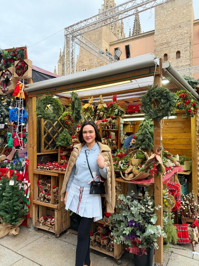 Foto lain memperlihatkan ibu satu anak tersebut terlihat kasual tapi berkesan dengan sweater dengan permainan motif dan detail yang mencuri atensi. Foto: Instagram